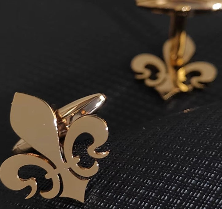 PAIRE DEBOUTONS DE MANCHETTES FLEURS DE LYS dorés