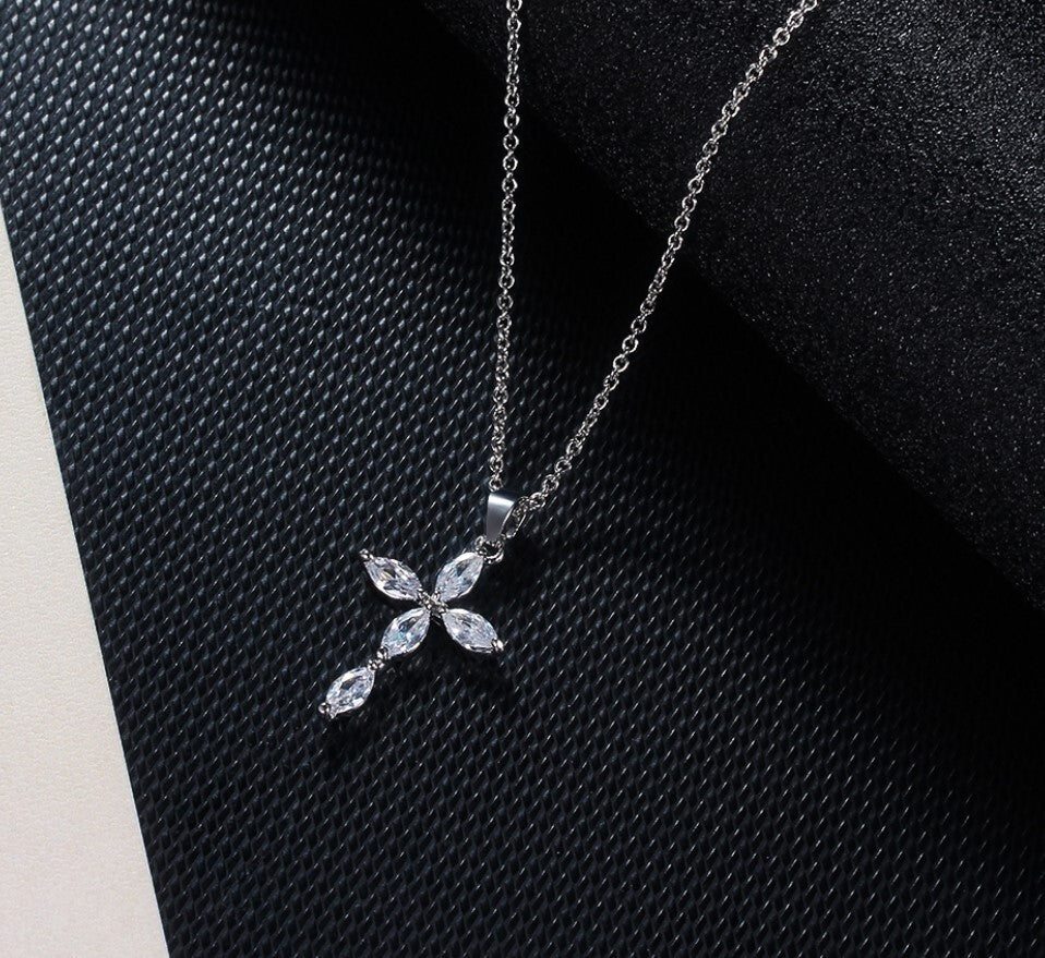 PENDENTIF CROIX CRISTAL BLEU/ZIRCONIA