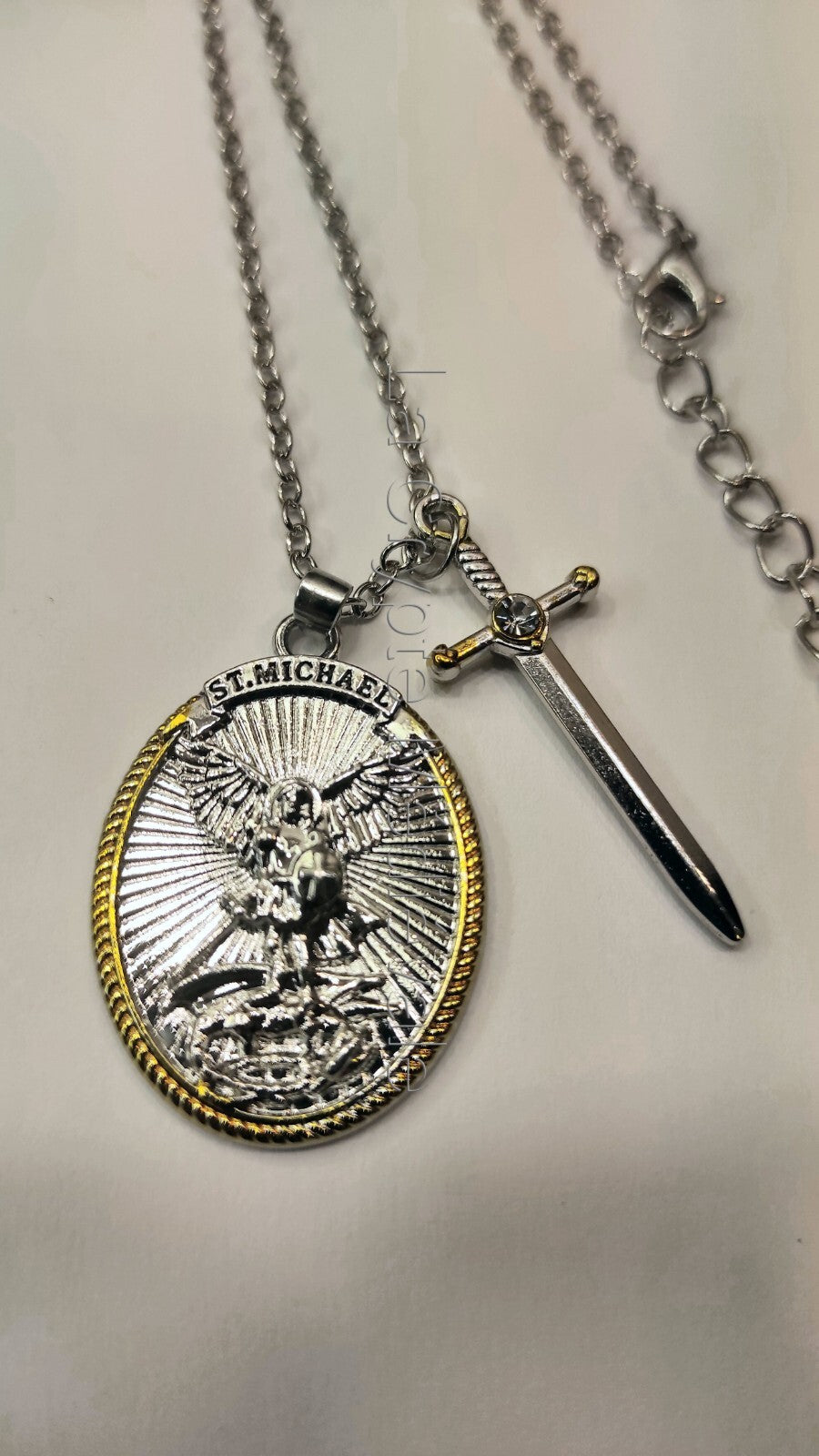 PENDENTIF ARCHANGE SAINT MICHEL AVEC EPEE