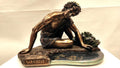 STATUE DE NARCISSE CONTEMPLANT SON REFLET