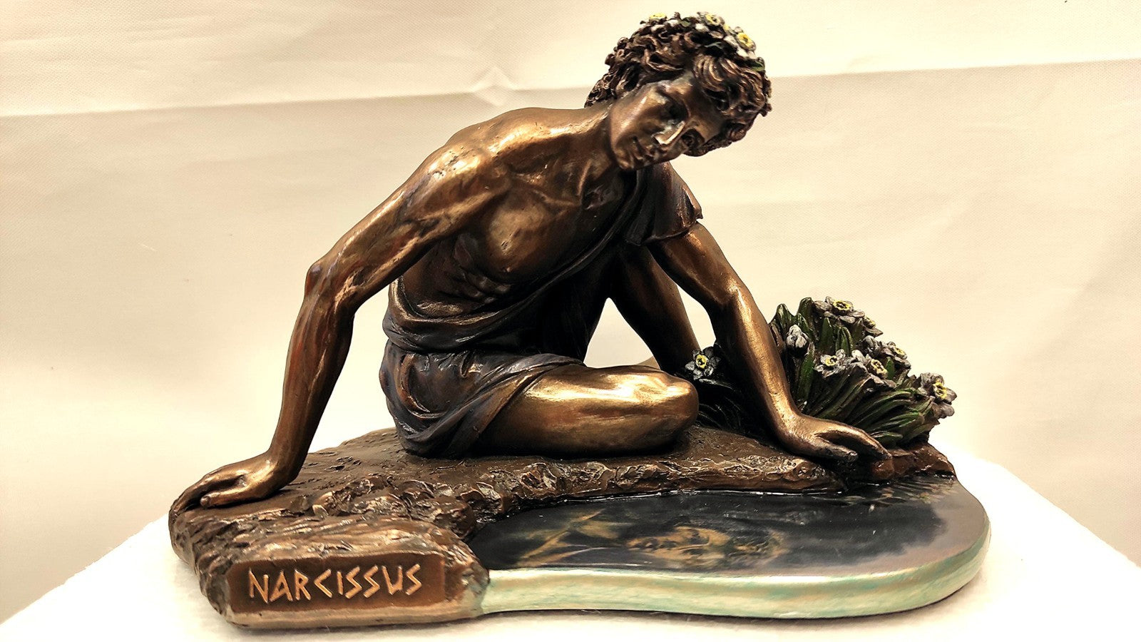 STATUE DE NARCISSE CONTEMPLANT SON REFLET