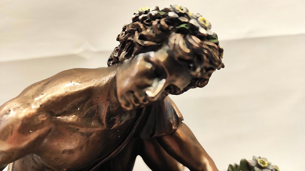 STATUE DE NARCISSE CONTEMPLANT SON REFLET