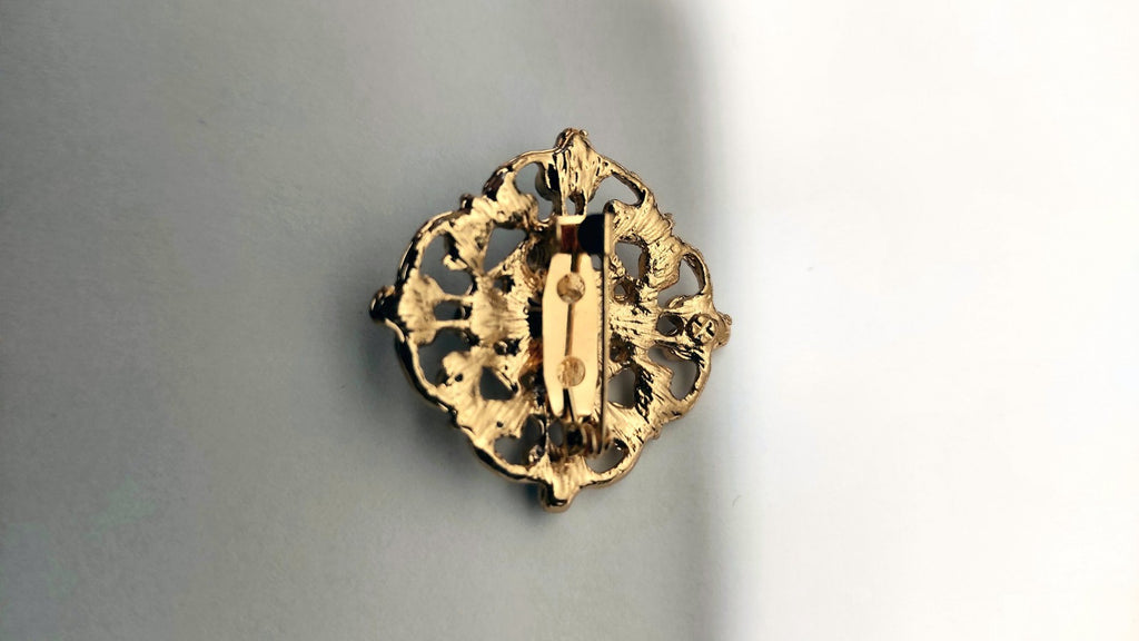BROCHE METAL DORE ET CRISTAUX ZIRCONIUM