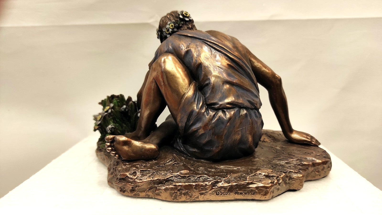 STATUE DE NARCISSE CONTEMPLANT SON REFLET