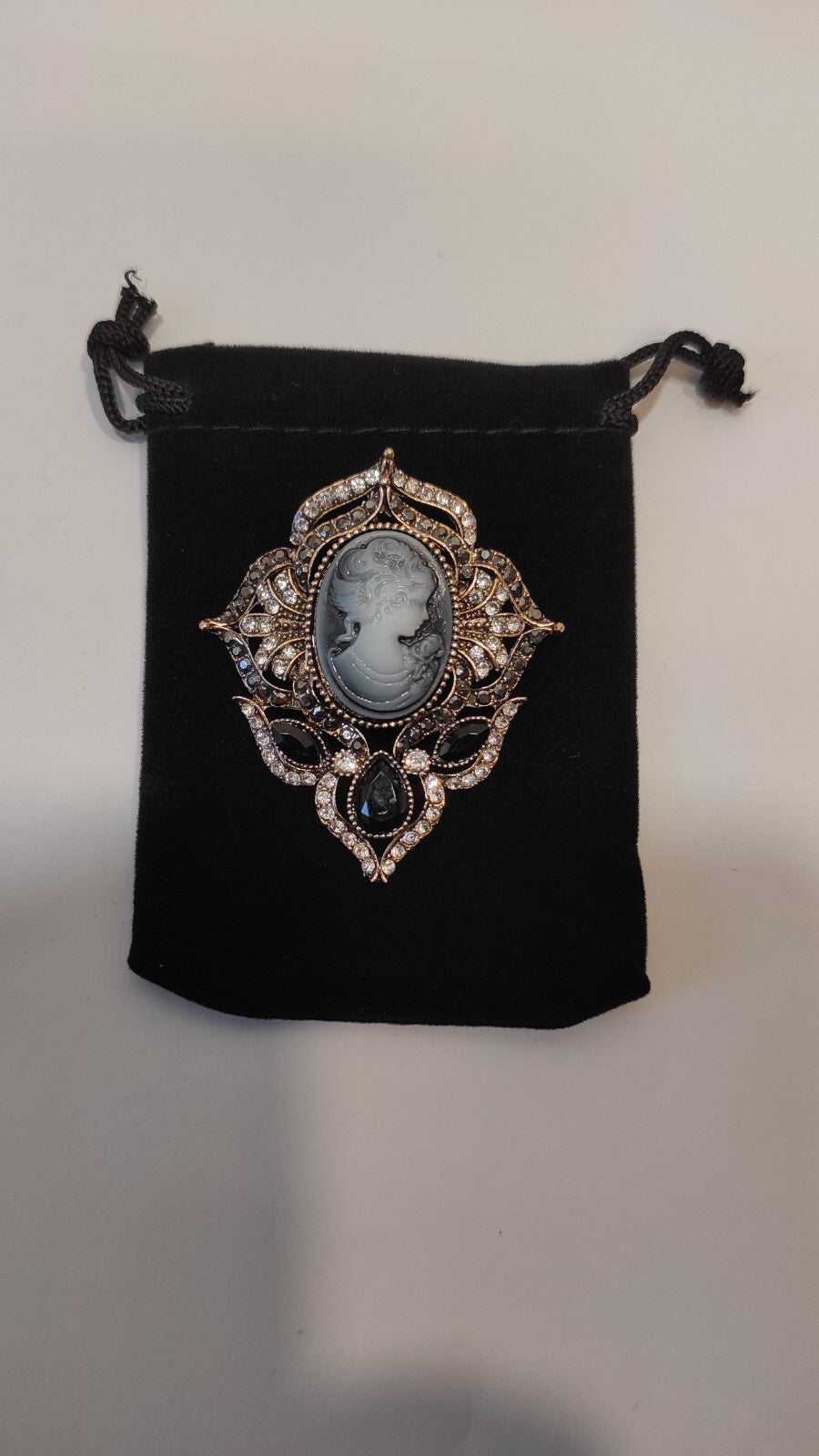 BROCHE CAMEE PIERRES PERLES ET ZIRCONIA 1