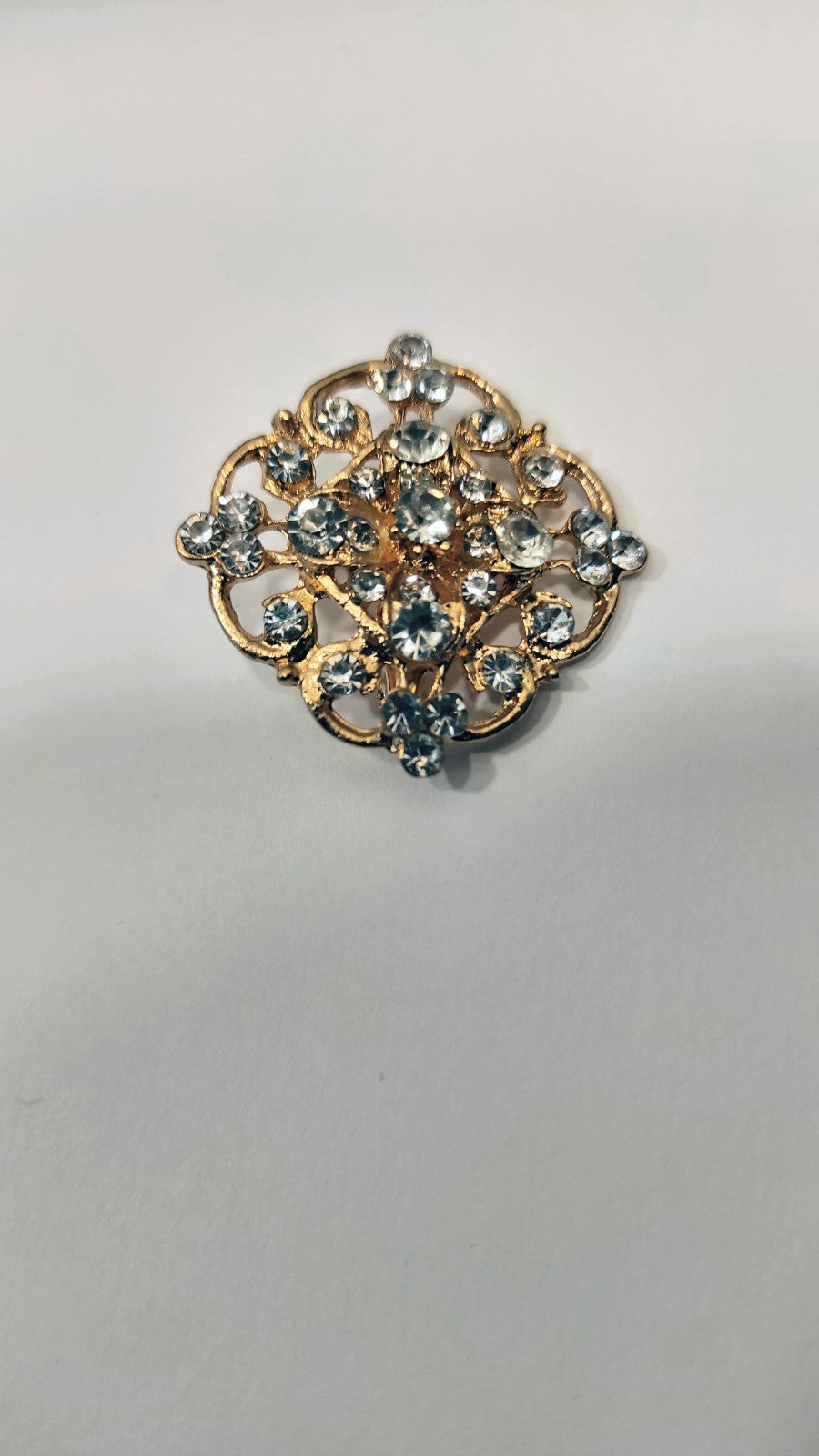 BROCHE METAL DORE ET CRISTAUX ZIRCONIUM