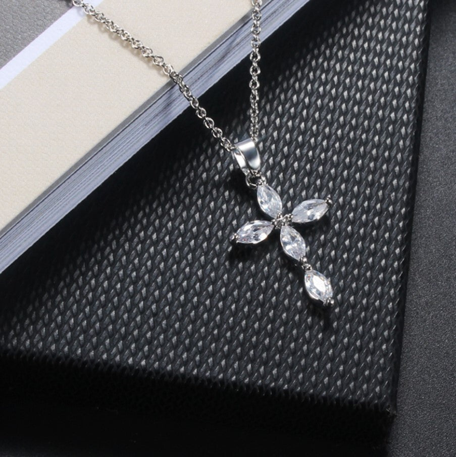 PENDENTIF CROIX CRISTAL BLEU/ZIRCONIA