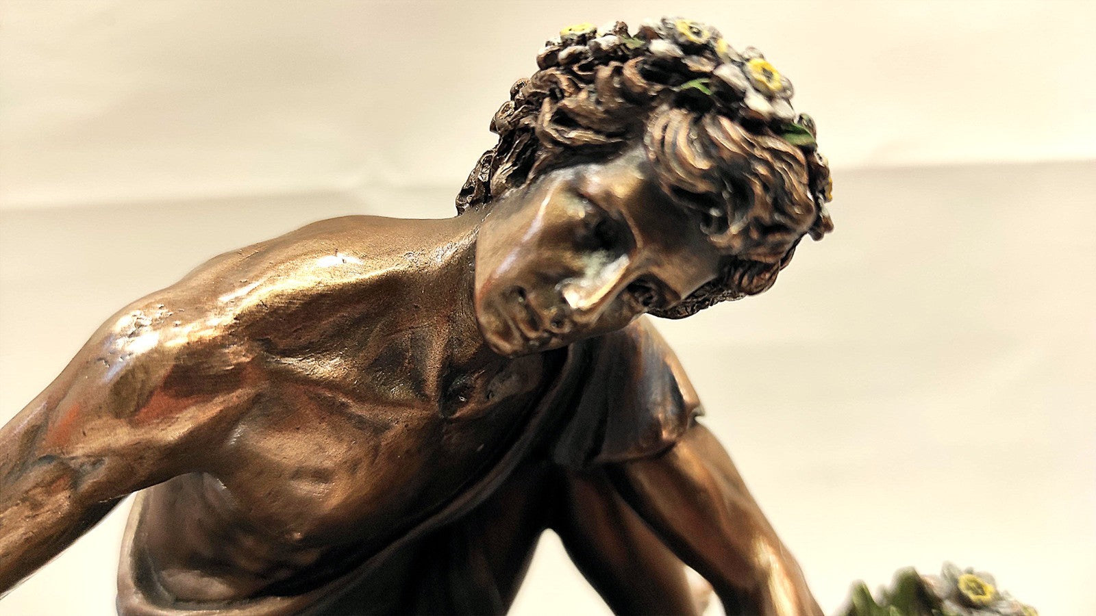 STATUE DE NARCISSE CONTEMPLANT SON REFLET