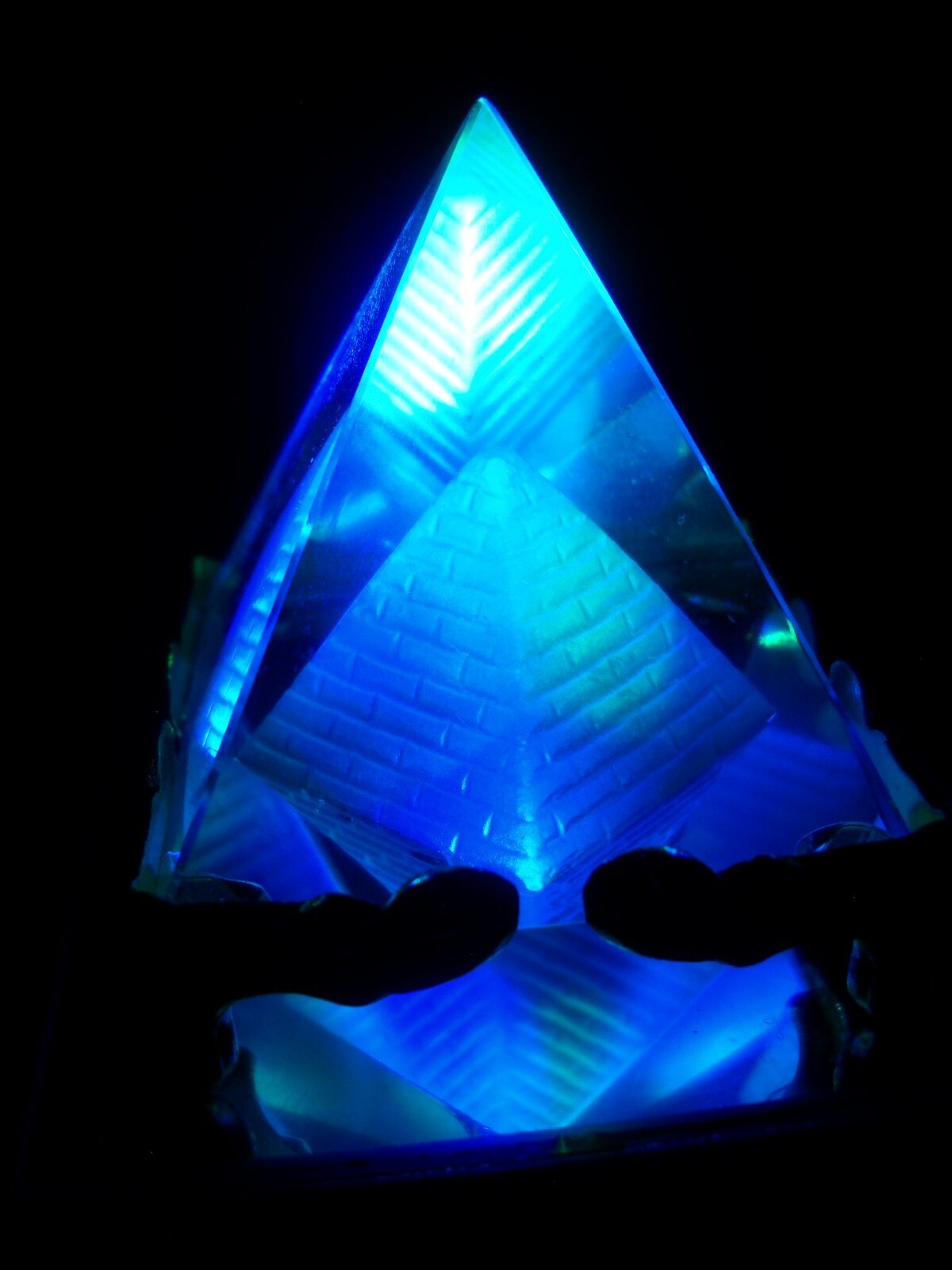 PYRAMIDE DE GUERISON LUMINEUSE CRISTAL FEN SHUI REIKI
