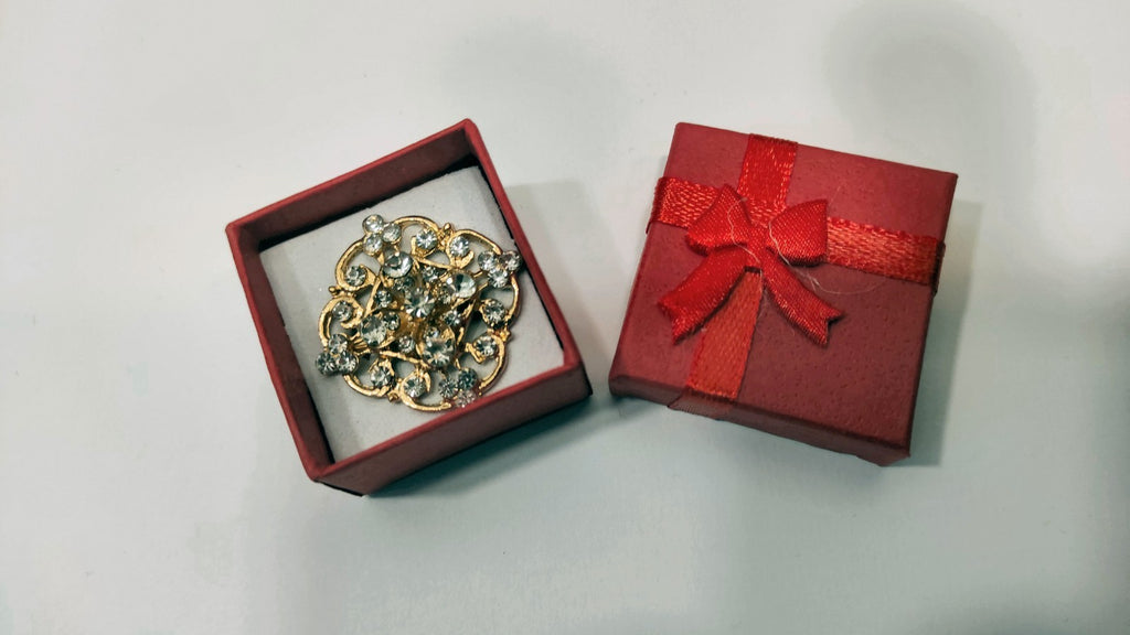 BROCHE METAL DORE ET CRISTAUX ZIRCONIUM