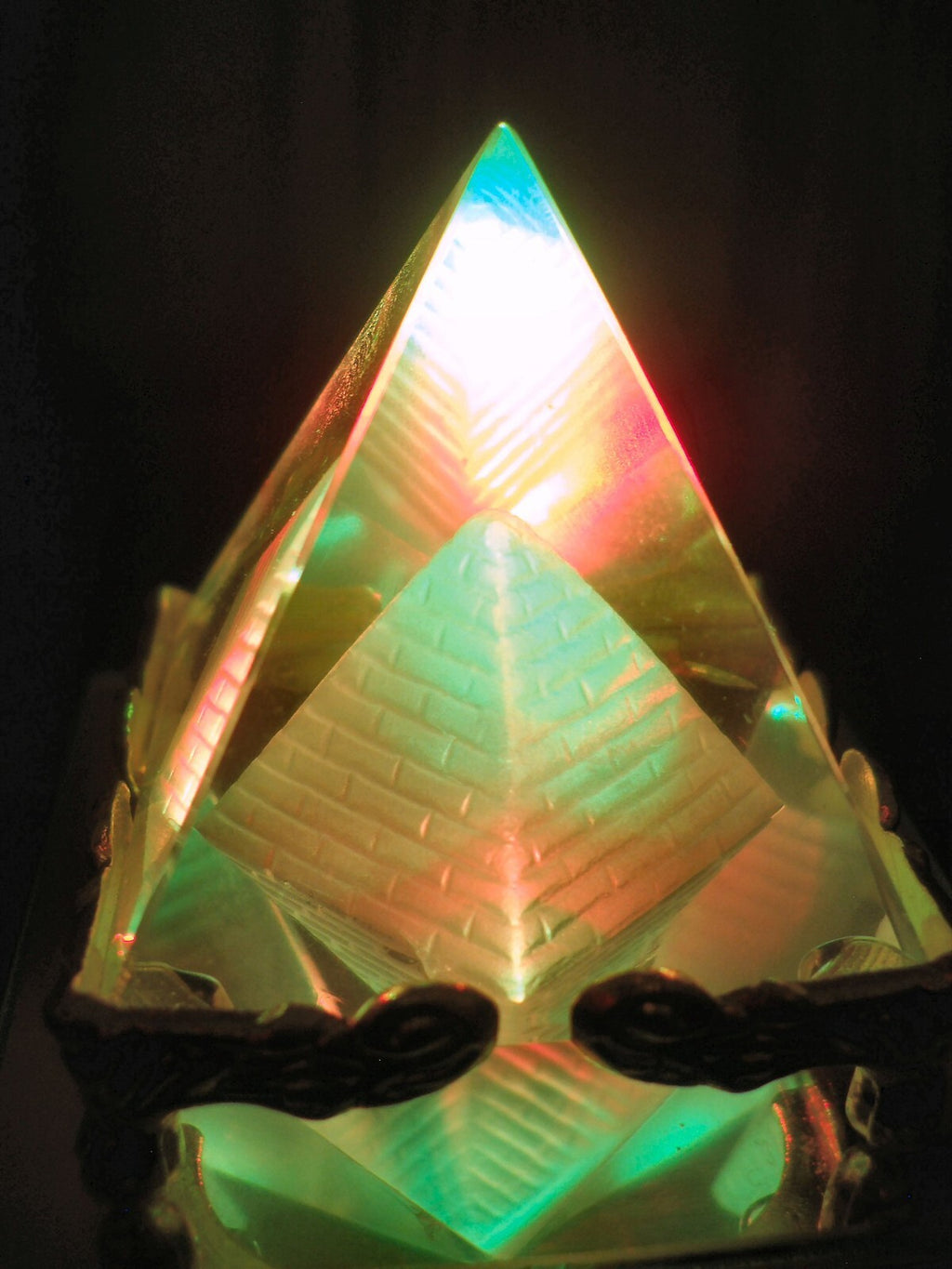 PYRAMIDE DE GUERISON LUMINEUSE CRISTAL FEN SHUI REIKI