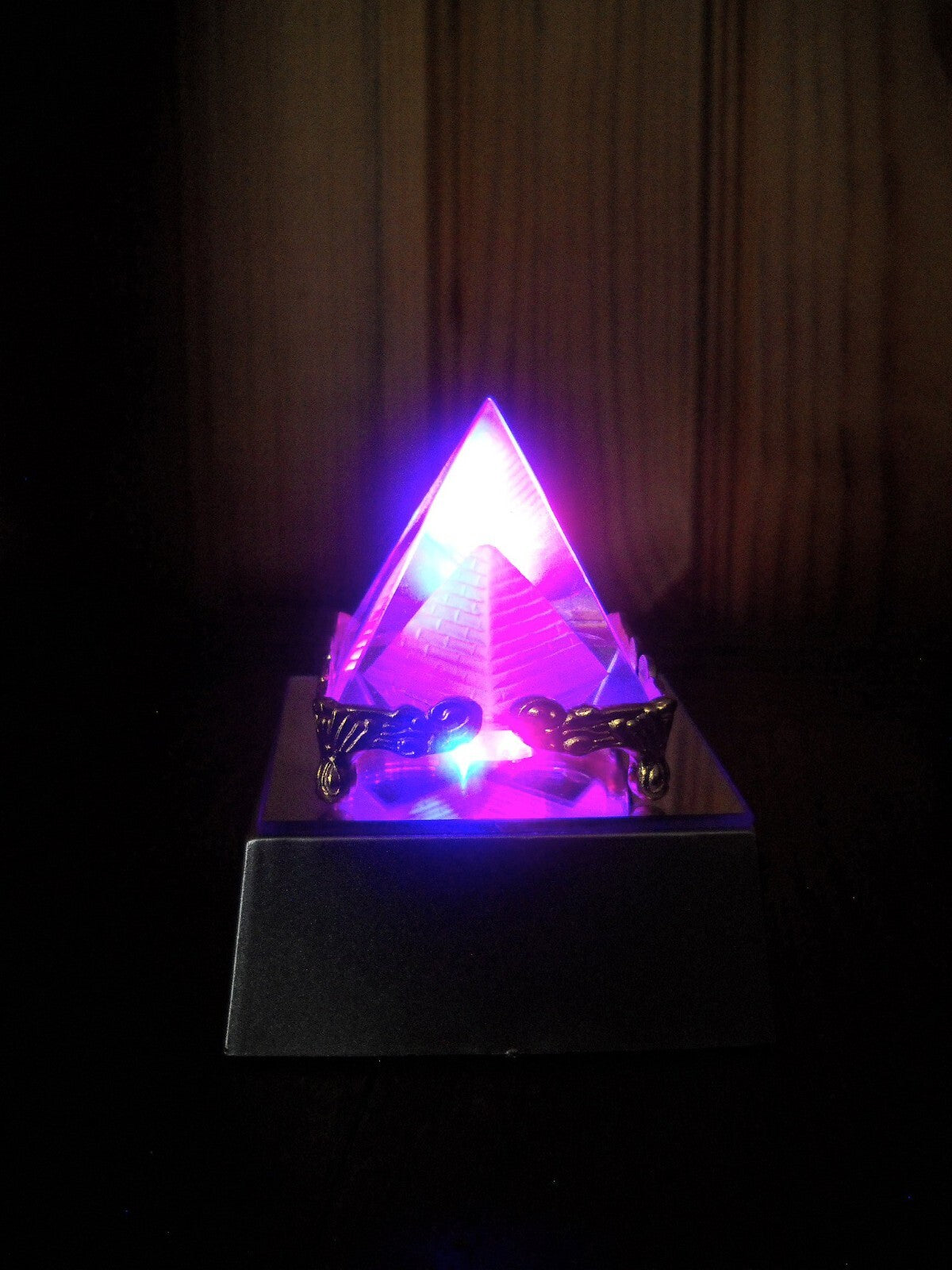 PYRAMIDE DE GUERISON LUMINEUSE CRISTAL FEN SHUI REIKI