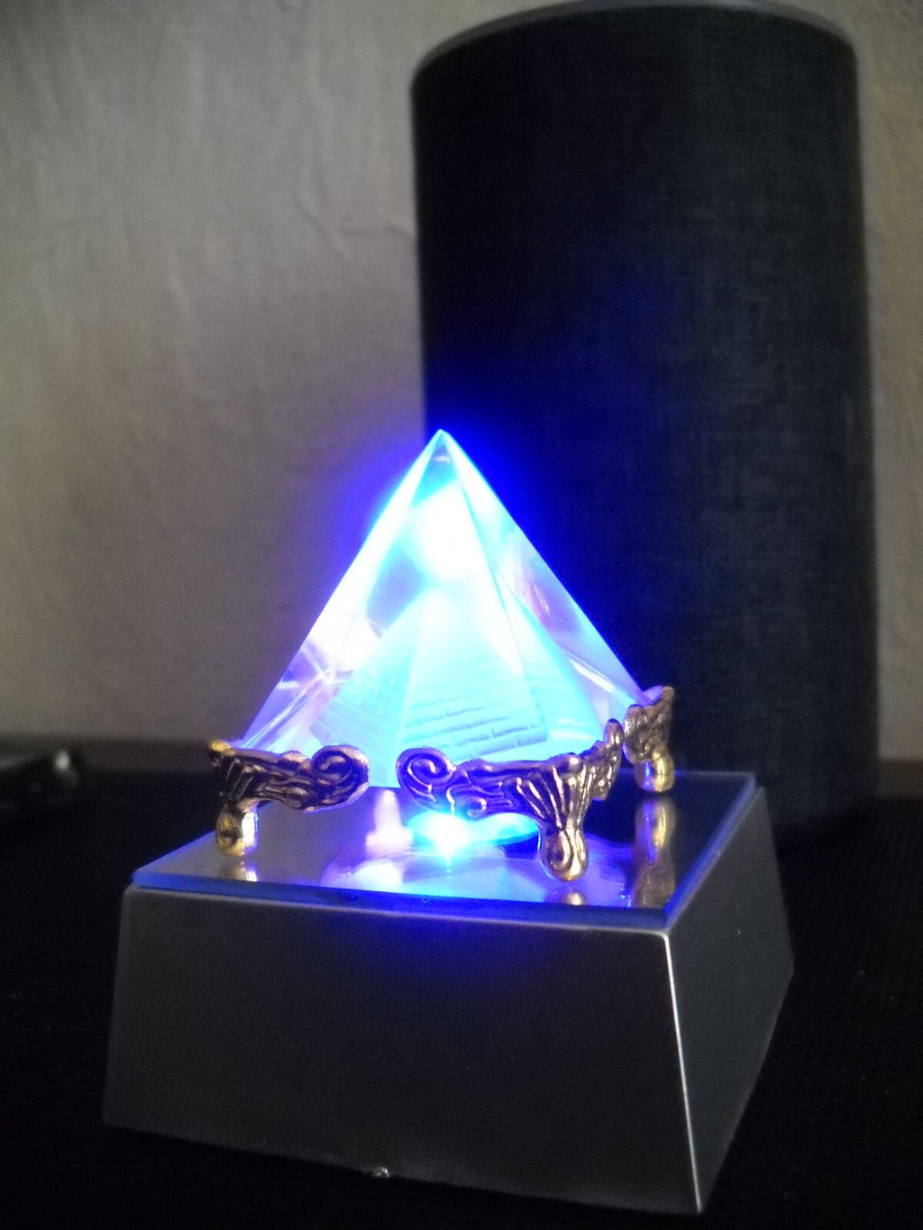 PYRAMIDE DE GUERISON LUMINEUSE CRISTAL FEN SHUI REIKI