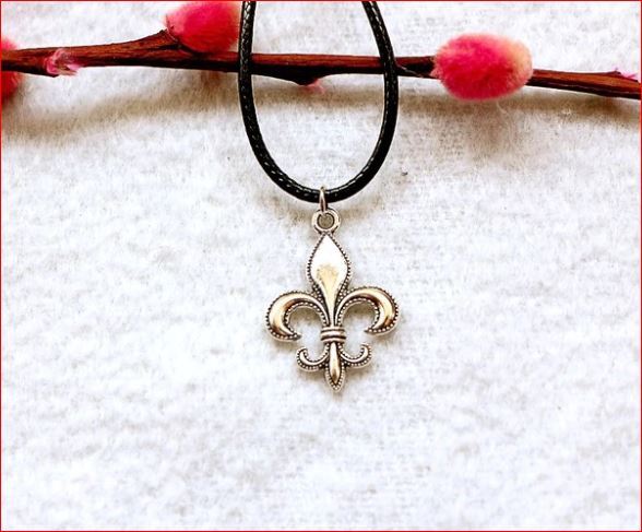 PENDENTIF FLEUR DE LYS/ROYAUTE/MONARCHIE