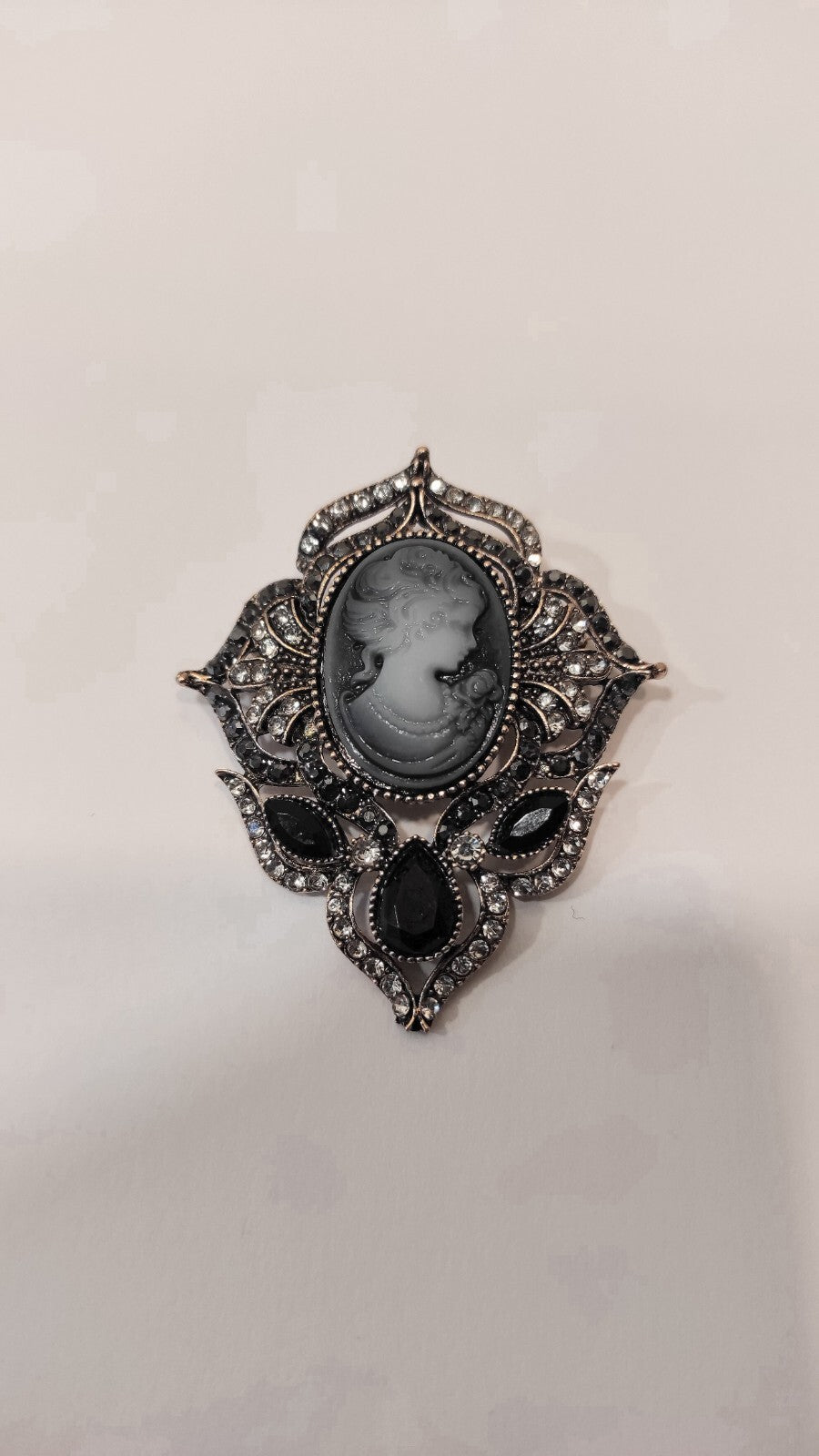 BROCHE CAMEE PIERRES PERLES ET ZIRCONIA 1