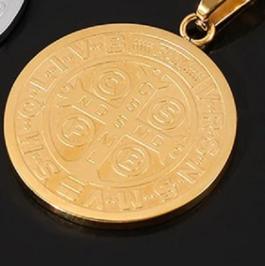 PENDENTIF MEDAILLE DE SAINT BENOIT Doré/PROTECTION