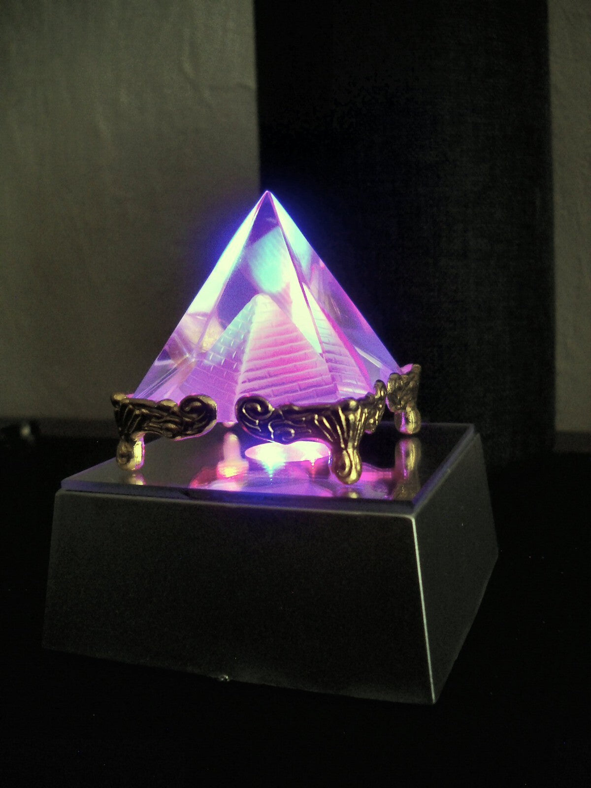 PYRAMIDE DE GUERISON LUMINEUSE CRISTAL FEN SHUI REIKI