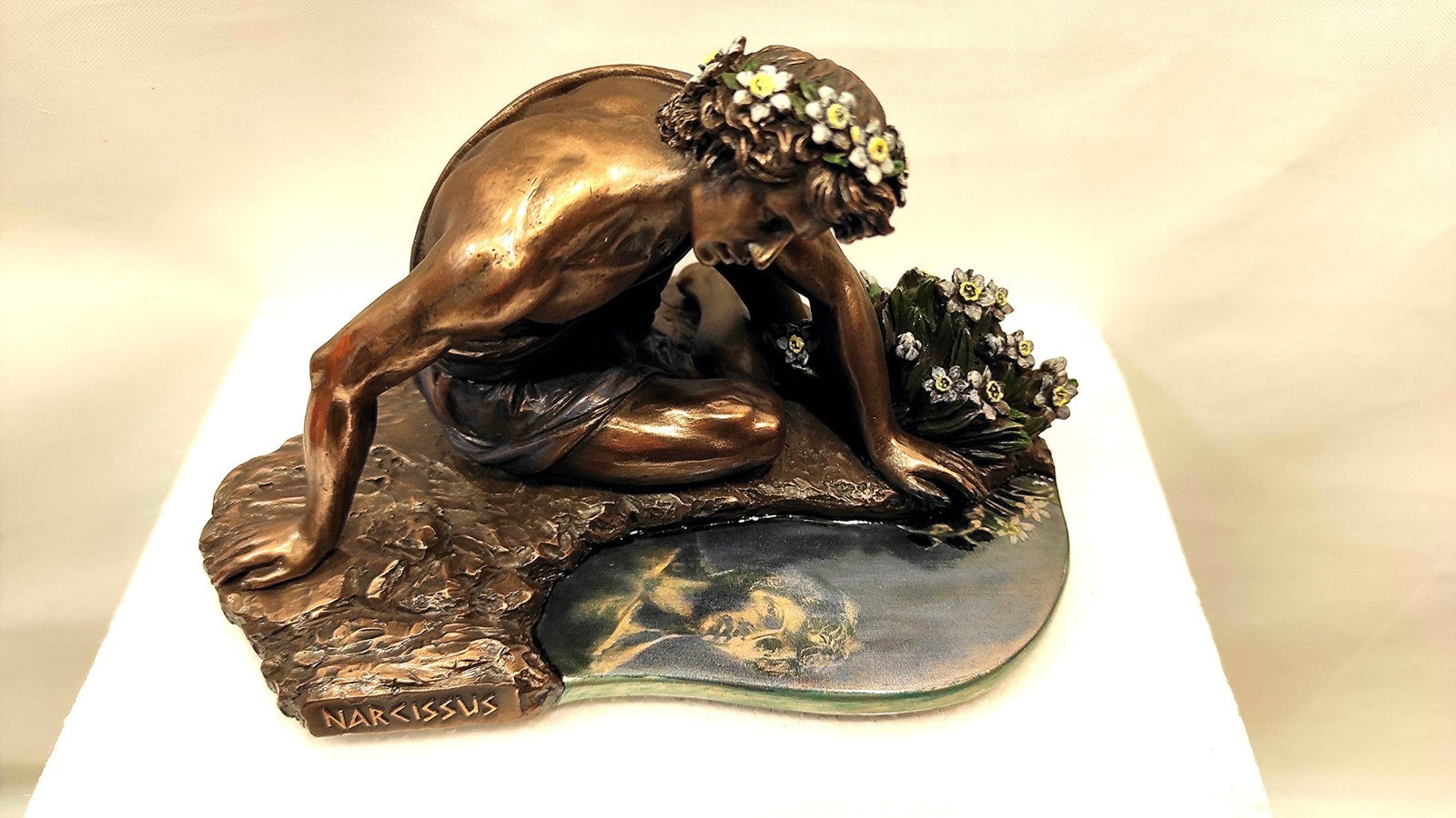 STATUE DE NARCISSE CONTEMPLANT SON REFLET