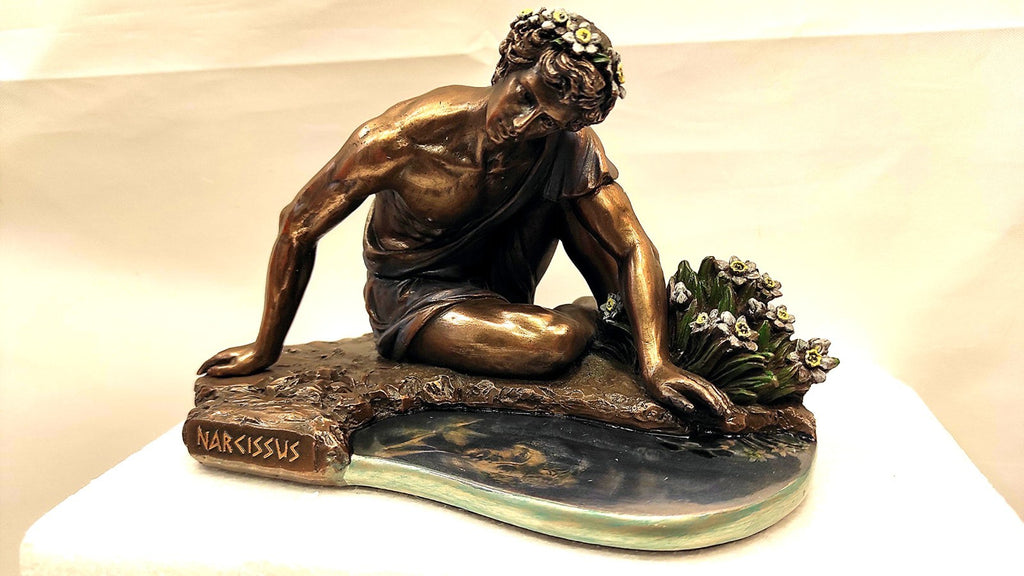 STATUE DE NARCISSE CONTEMPLANT SON REFLET