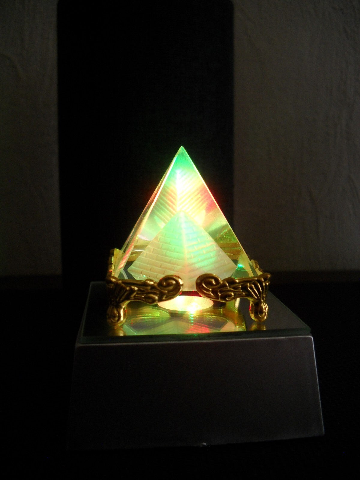 PYRAMIDE DE GUERISON LUMINEUSE CRISTAL FEN SHUI REIKI