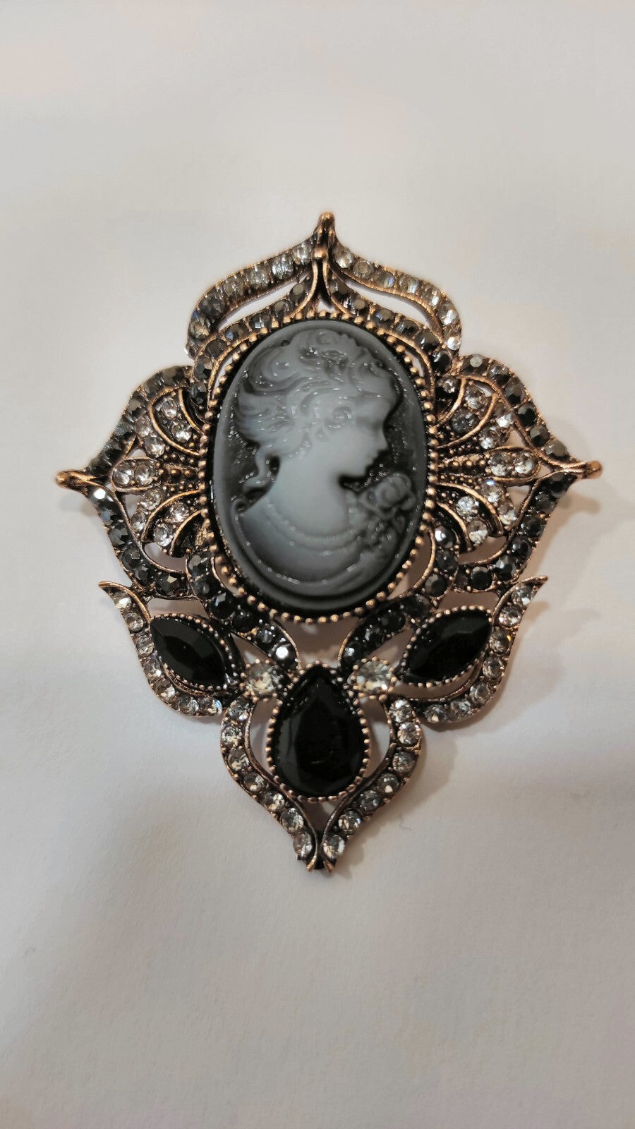 BROCHE CAMEE PIERRES PERLES ET ZIRCONIA 1